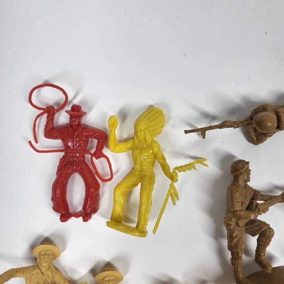 Lot of Plastic Toy Soldiers Knights Horses Cowboys Vintage Weapons & Warriors - Picture 2 of 7